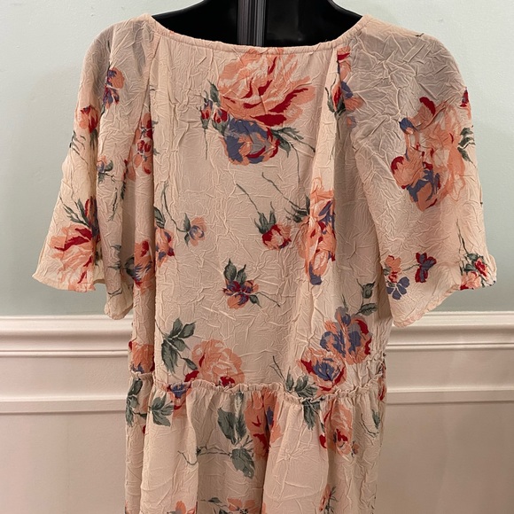 Lucky Brand floral blouse with cutouts in the front. - Picture 2 of 4